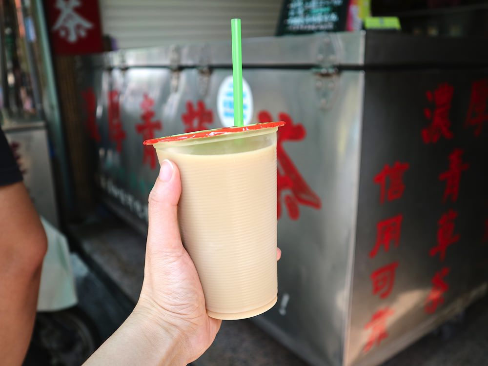 雪峰濃厚青草茶舖 薄荷牛奶你喝過嗎 又濃又涼的青草茶香 搭配濃郁乳香 屏東老字號三十年濃厚青草茶老店