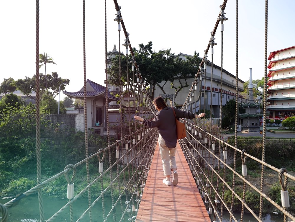 鳳凰吊橋 隱藏於台南體育公園內的景觀老吊橋 連接體育公園 忠烈祠的通行吊橋 走得橋 名字超特別 台南隱藏版景點 親子運動公園 竹溪水岸園區 全台吊橋系列