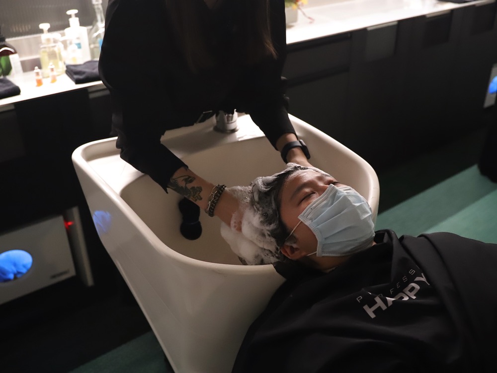 Happy Hair 台南新天地搬家啦 樹林街豪宅大樓一樓的純白網美風設計髮廊 結合一日茶事 韓系好拍咖啡店 給你滿滿優雅氣質知性感 台南美髮店髮廊推薦 近新光三越台南西門店 Happy Hair 台南新天地搬家啦 樹林街豪宅大樓一樓的純白網美風設計髮廊 結合一日茶事 韓系好拍咖啡店 給你滿滿優雅氣質知性感 台南美髮店髮廊推薦 近新光三越台南西門店