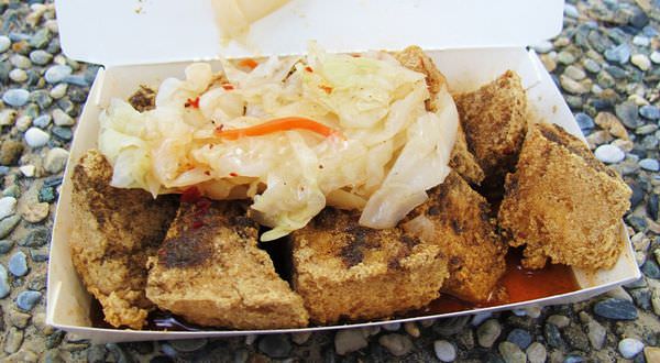台南 東區美食 一派胡塩酵素臭豆腐 崇義店 水果酵素製成的臭豆腐 香酥不臭 位於市場內的好味道 一份五十元 輕鬆帶著走 進食的巨鼠