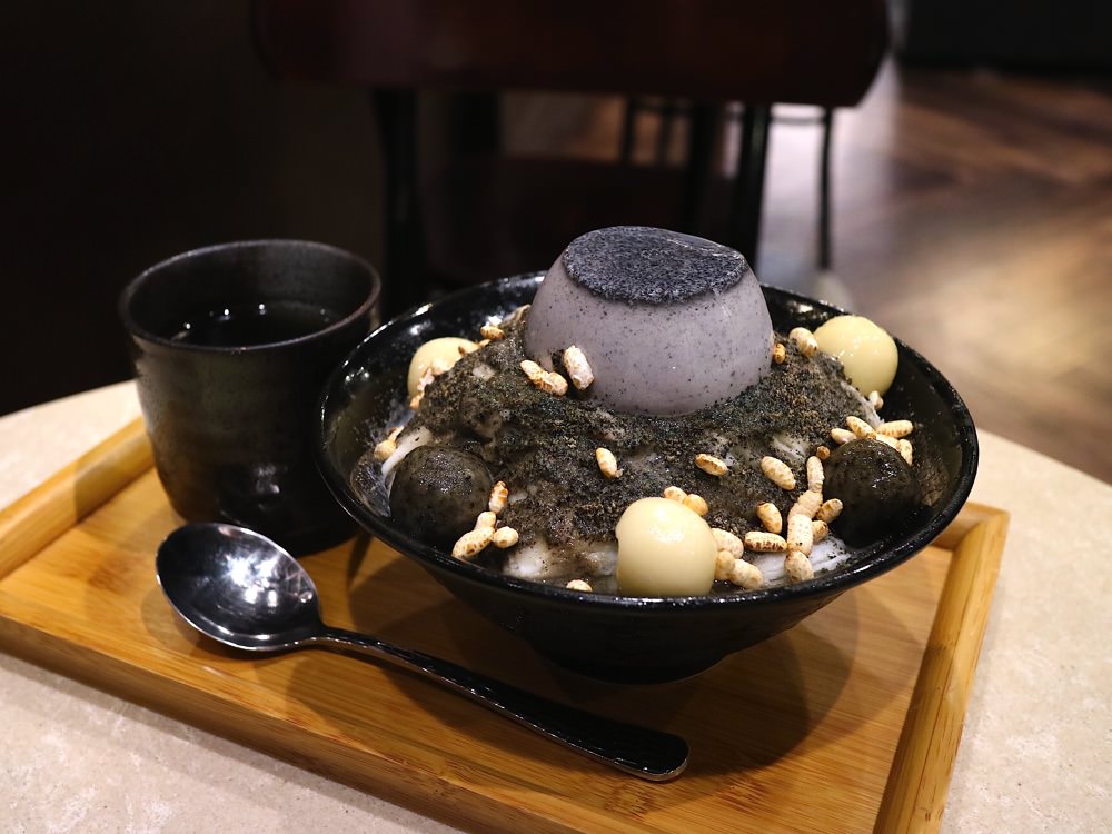 雪花冰专门店:台南海安路的芝麻日式雪花冰,浓郁芝麻香,手作团子,让你