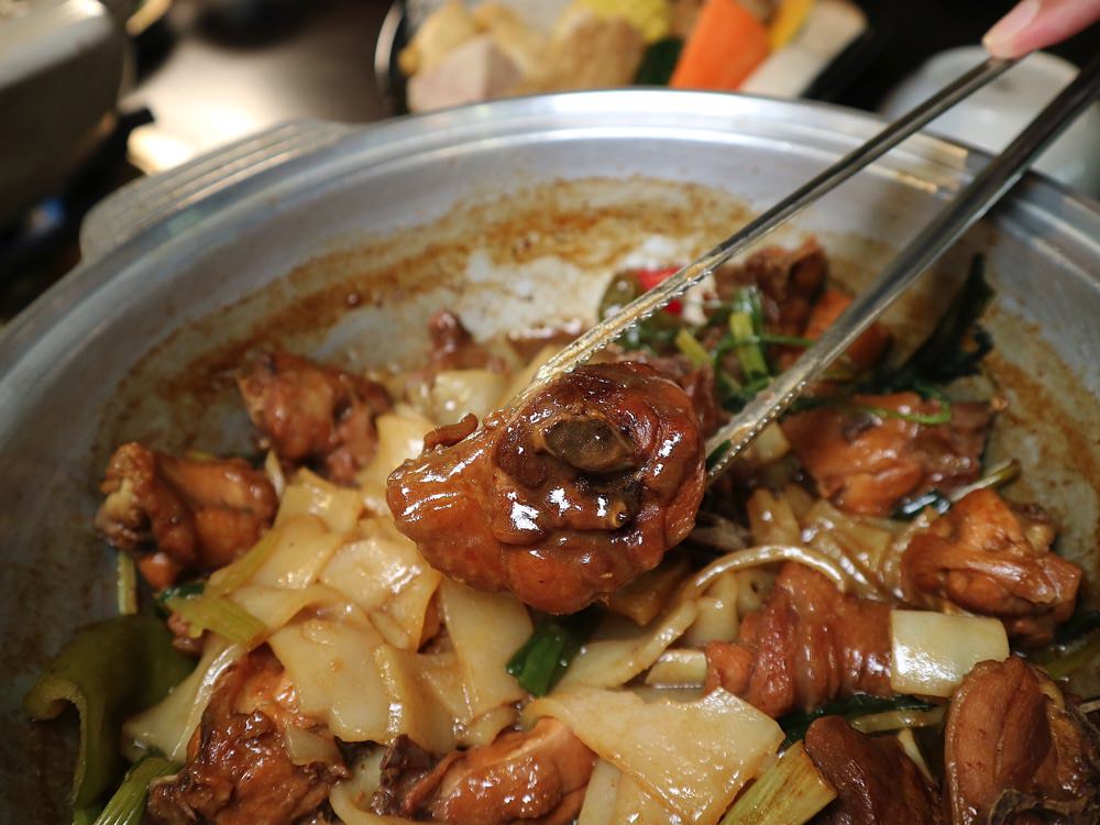 让你吃到 吃完二吃,接著就是《 正宗花雕鸡》的第三吃-花雕火锅啦!